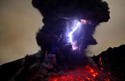 英国《每日邮报》3月20日盘点了全球地标建筑被闪电击中的一瞬间呈现的壮观景象。日本南部樱岛火山（Sakurajima Volcano）熔岩喷发，夜空中出现闪电，天空一片明亮。