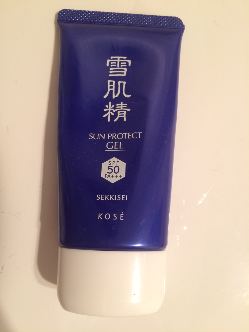 #雪肌精防晒啫哩#SPF50，PA+++，防晒系数还是很高的，味道跟雪水差不多，有酒精味，保湿度较高，不搓泥，过敏倒是没有