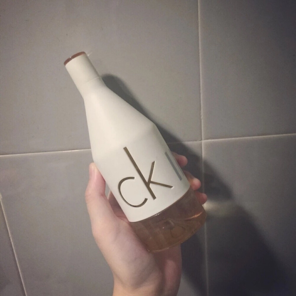 ck香水~她有个名字：因为你，喜欢你。味道很甜，她的持久度蛮久的，而且味道不会很呛~