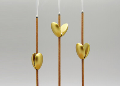 由张剑设计的燃香阻燃器，是金属制成的两瓣小芽，燃香时选择需要燃烧的长度，将两瓣芽靠磁
铁吸附在香柱上，当香燃烧到金属芽底部圆孔位置时，燃香遇金属阻隔自然熄灭，达到控制香燃
烧长度的目的。香熄灭后与阻燃器…