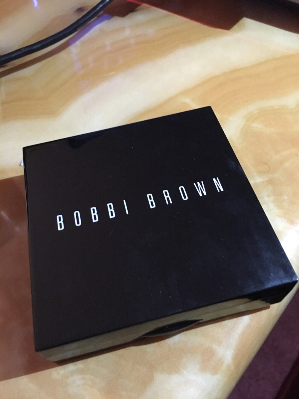 Bobbi Brown，这盒以大地色系为主的眼影美上了天了！最亮色可以用作高光，提亮肌肤。Bobbi Brown可谓是美妆界的大佬之一了，彩妆做得真得没的说了！爱死了！
