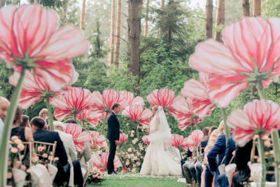 国外婚礼现在流行巨大纸花装饰噢，分分钟化身精灵王国的小仙子嘛(*ノ∀｀*)