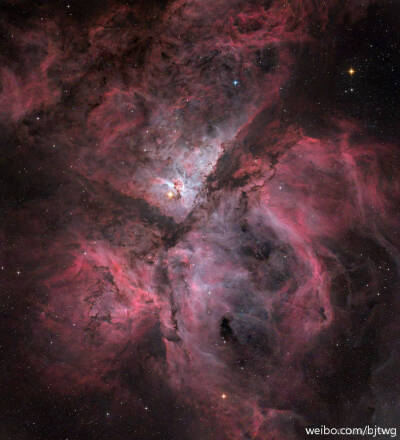 每日一天文图，NGC 3372，船底座大星云，距离我们约为7500光年，影像中上方最明亮的天体名为钥匙孔星云(NGC 3324)。