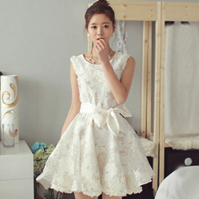 版型很修身，凸显甜美气质的颜色，可爱的中学生蓬蓬裙子哦！