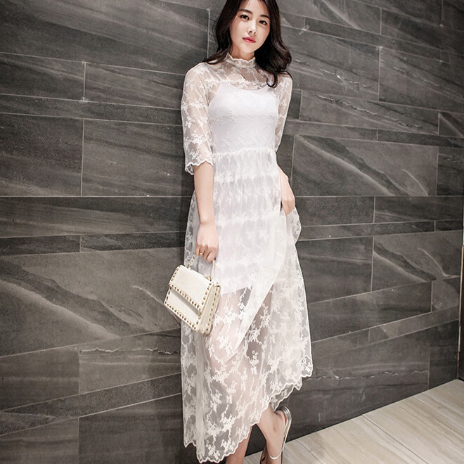 繁复的蕾丝装饰，透视的网纱，依然如花朵般开在女人们的衣服上，浪漫唯美