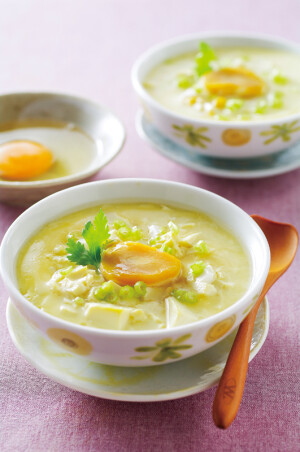 鹹蛋蒸豆腐

材料
鹹蛋2顆、鹹蛋黃1/2顆、雞蛋2顆、嫩豆腐1盒、蔥花少許
調味料
鹽少許、白胡椒粉 少許、香油少許
作法
1. 鹹蛋洗乾淨,將蛋殼去除,切成碎末狀備用。
2. 雞蛋洗乾淨,打入容器中用打蛋器攪拌均勻。
3. 嫩豆腐切碎;青蔥洗淨切碎備用。
4. 取容器,放入嫩豆腐碎,再淋入作法2的雞蛋液和調味料,最後再加入作法1的鹹蛋碎,加入1/2顆的鹹蛋黃,放入電鍋中,外鍋加入1杯水,蒸至開關跳起,撒上蔥花即可。