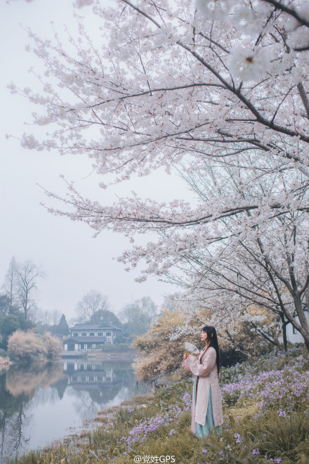 *初#木兰花·宋祁|东城渐觉风光好，縠皱波纹迎客棹。绿杨烟外晓寒轻，红杏枝头春意闹。 浮生长恨欢娱少， 肯爱千金轻一笑。 为君持酒劝斜阳，且向花间留晚照。摄/后：原po 出镜@风熏堂-则宁 服装@风熏堂-则宁 #南京約拍##汉服摄影# @汉服摄影公众号 @摄影山猫-Gxinn @莉莉映画集 @清新人像写真集