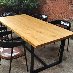 美式复古餐桌
来源：http://www.z-hao88.com/fgjj/