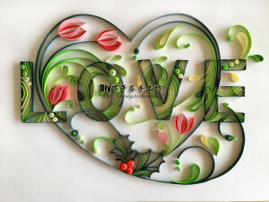 diy下午茶新品衍纸画LOVE        衍纸（paper quilling）也称卷纸，是纸艺的一种形式。发源于十八世纪英国流传于英国王室贵族间的一种艺术。衍纸是一种简单而实用的生活艺术，运用卷、捏、拼贴组合完成。常被运用于卡片、包装装饰、装饰画、装饰品等。