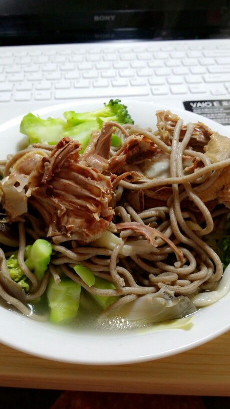 鸡汤蔬菜荞麦面，鸡汤为了少油，特地冻过以后把结住的油脂撇掉哦~