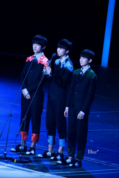 #TFBOYS三人同行# @TFBOYS-王俊凯 @TFBOYS-王源 @TFBOYS-易烊千玺 抬头就有一片星光