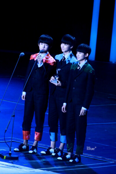 #TFBOYS三人同行# @TFBOYS-王俊凯 @TFBOYS-王源 @TFBOYS-易烊千玺 抬头就有一片星光