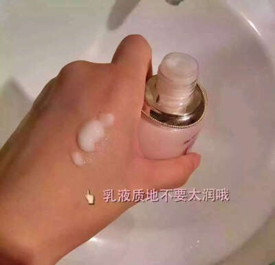 怕油腻MM们的福星 水妍套盒 ～补水同时清爽不油腻 水研系列属于超级补水型 利用王后的宫中水分秘方研制而成，不油腻又非常滋润 敏感肌和皮肤薄容易泛红的亲可以放心使用!套盒包括：水妍保湿水150ml✨水妍保湿乳110m…