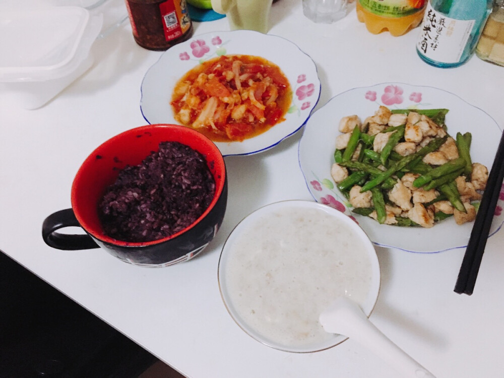 #减脂期便当# 早餐：牛奶香蕉燕麦粥 中餐：杂粮饭+芦笋鸡丁+番茄龙利鱼 第一周的周五终于拍照了(´･Д･)」