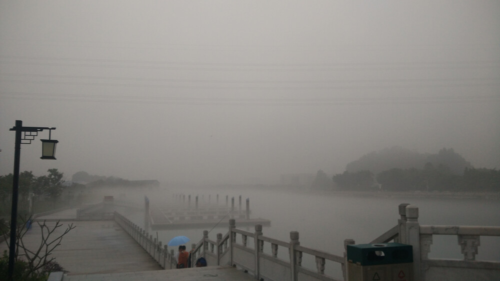 湖泊旁，不大的停靠港