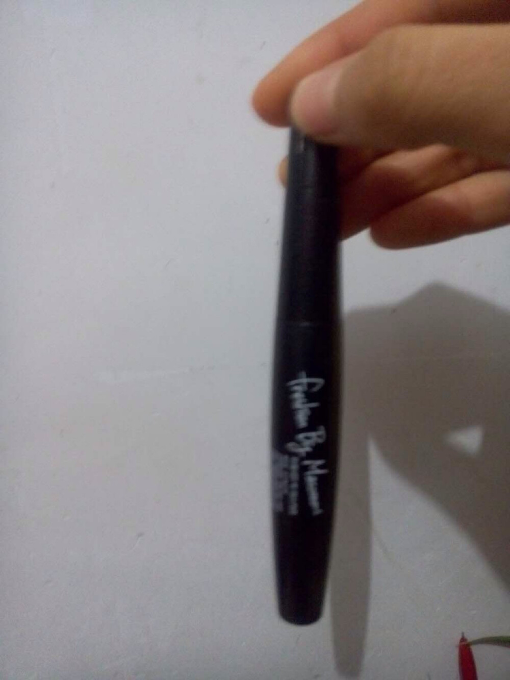 睫毛膏。the face shop的大肚子款。分纤长型跟浓密型。推荐纤长型，价格太亲民。20几块钱。没有什么苍蝇腿之类的，要是刷下睫毛的话可以买一个悦诗风吟的睫毛膏，刷下睫毛特别好，不会晕，80几块钱。反正一只睫毛膏可以用很久啦～～