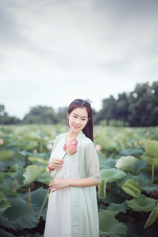 落尽残荷昨夜风，菡萏陌上又春红-------美女 气质 唯美 治愈 摄影