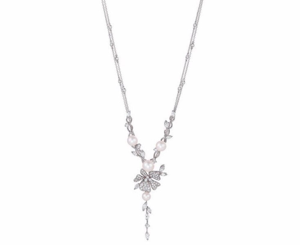 Fiori d'Arancio 挂坠项链，by Damiani
镶嵌明亮式切割、榄尖形切割钻石和珍珠。