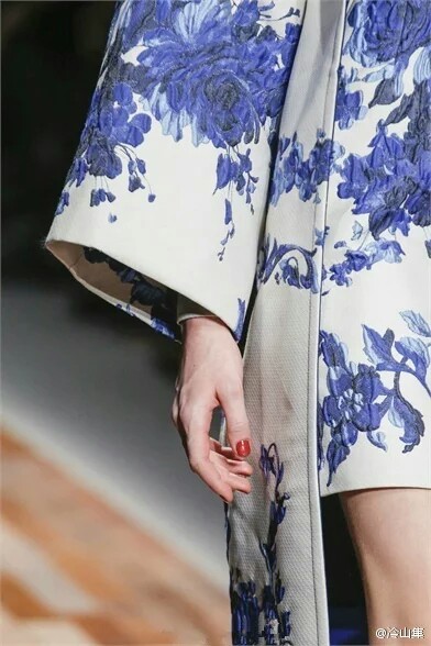  青花瓷。 Details. Valentino Fall 2013 