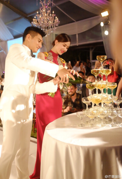 刘诗诗吴奇隆巴厘岛大婚：从07年的辛十四娘开始，我爱了诗诗9年，如今我爱的那个美丽善良的姑娘终于披上美丽的嫁衣嫁给她的意中人，或许她的意中人不是脚踏云彩的超级英雄，但我看到了吴奇隆对诗诗对他们婚礼的用心…