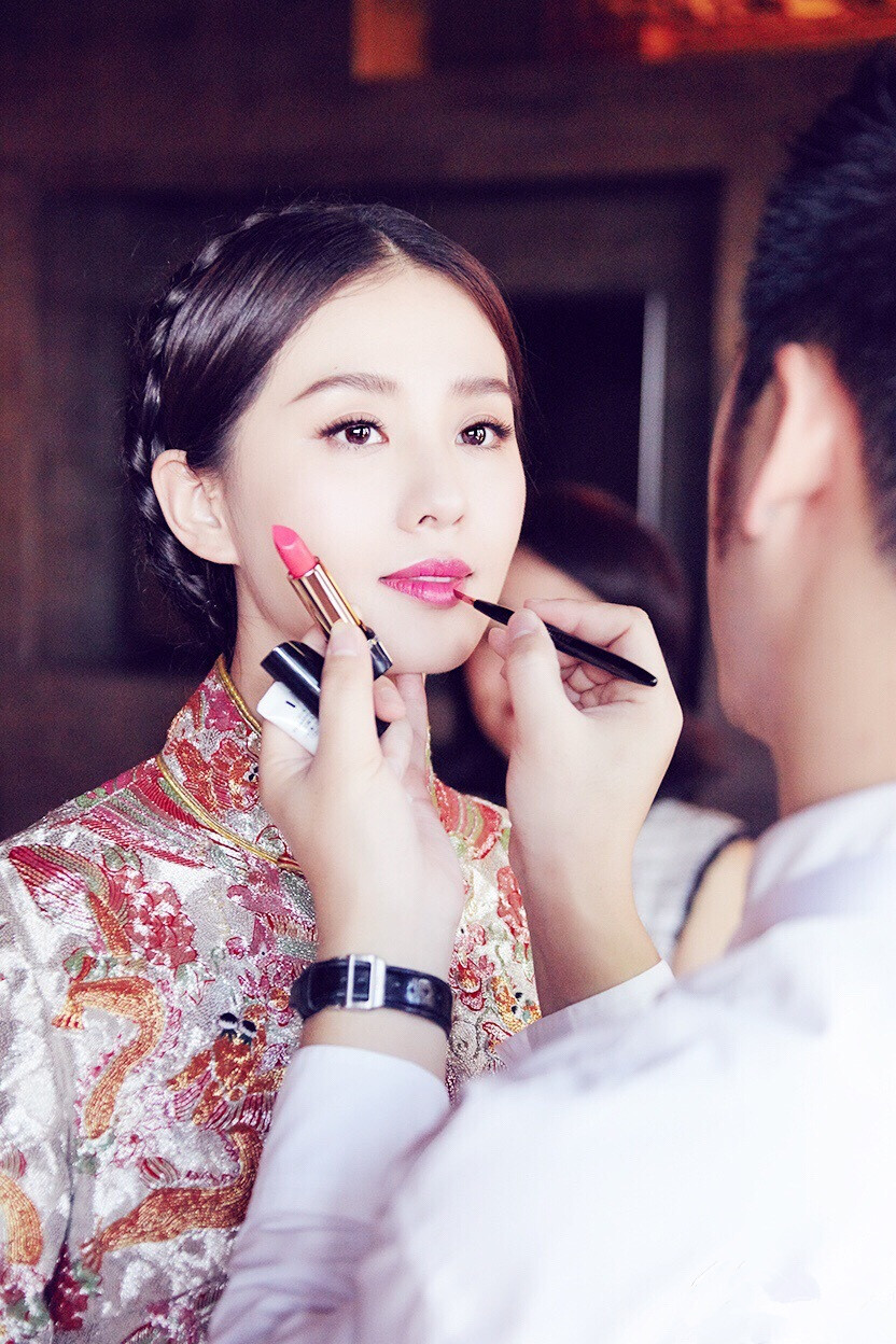 刘诗诗吴奇隆巴厘岛大婚：从07年的辛十四娘开始，我爱了诗诗9年，如今我爱的那个美丽善良的姑娘终于披上美丽的嫁衣嫁给她的意中人，或许她的意中人不是脚踏云彩的超级英雄，但我看到了吴奇隆对诗诗对他们婚礼的用心，你是小狮子心中最美的新娘，我祝愿诗诗你被岁月温柔以待，愿你们长长久久幸福美满！