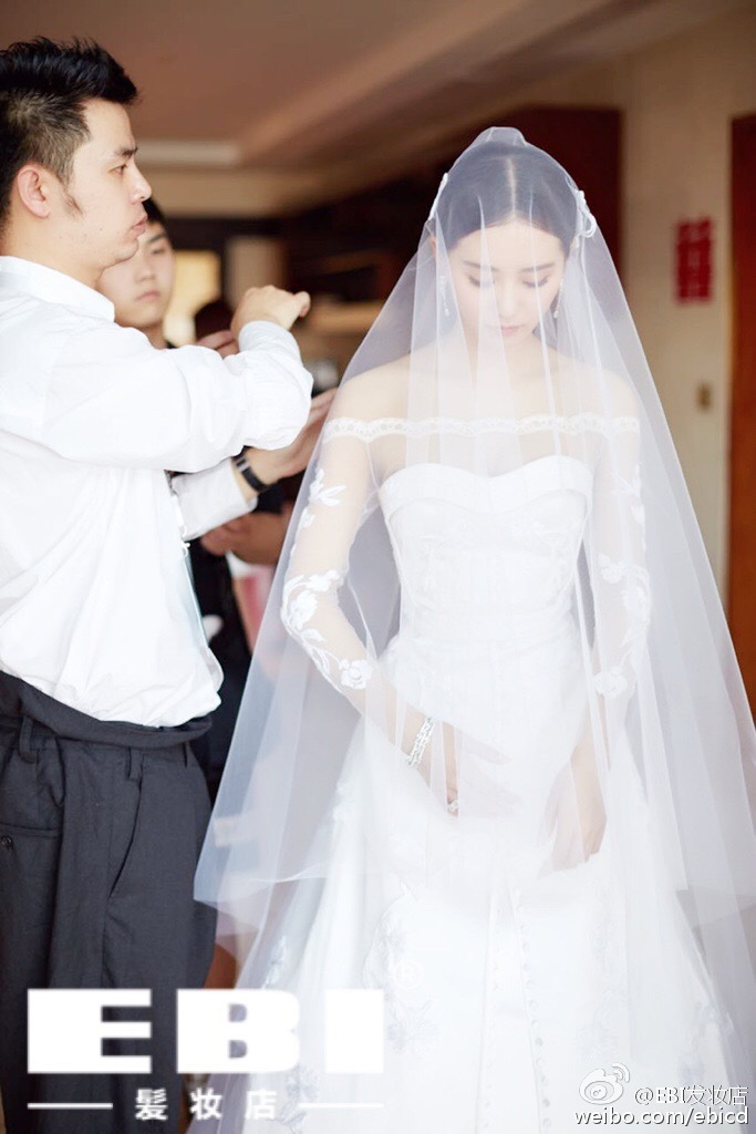 刘诗诗吴奇隆巴厘岛大婚：从07年的辛十四娘开始，我爱了诗诗9年，如今我爱的那个美丽善良的姑娘终于披上美丽的嫁衣嫁给她的意中人，或许她的意中人不是脚踏云彩的超级英雄，但我看到了吴奇隆对诗诗对他们婚礼的用心，你是小狮子心中最美的新娘，我祝愿诗诗你被岁月温柔以待，愿你们长长久久幸福美满！