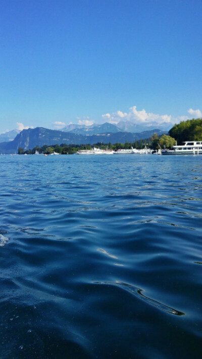 啦啦啦啦啦啦 瑞士琉森湖 夏天的景色最好 还能和开游艇的帅小伙打招呼^ω^
晓也，摄于
2015年7月21日 晴
