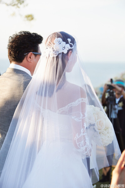 刘诗诗吴奇隆巴厘岛大婚：从07年的辛十四娘开始，我爱了诗诗9年，如今我爱的那个美丽善良的姑娘终于披上美丽的嫁衣嫁给她的意中人，或许她的意中人不是脚踏云彩的超级英雄，但我看到了吴奇隆对诗诗对他们婚礼的用心…