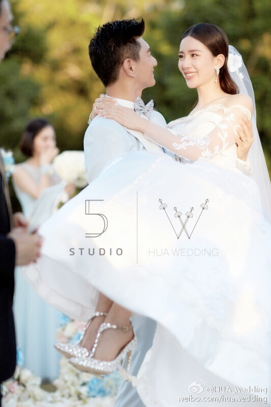 刘诗诗吴奇隆巴厘岛大婚：从07年的辛十四娘开始，我爱了诗诗9年，如今我爱的那个美丽善良的姑娘终于披上美丽的嫁衣嫁给她的意中人，或许她的意中人不是脚踏云彩的超级英雄，但我看到了吴奇隆对诗诗对他们婚礼的用心，你是小狮子心中最美的新娘，我祝愿诗诗你被岁月温柔以待，愿你们长长久久幸福美满！