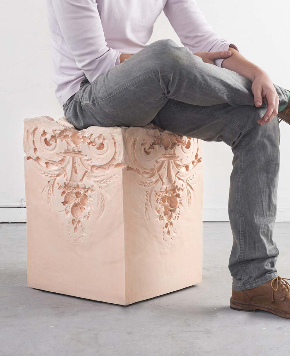 【建筑装饰凳】艺术家 Nynke Koster 将艺术与设计两个领域相结合，创造了这组灵感来自建筑装饰的凳子。她利用橡胶铸模技术，把凳子上的装饰变成3D，让家具更富有艺术品的气息。