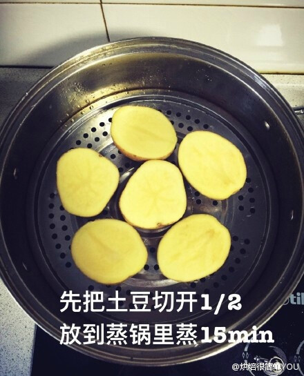 【鲜虾蔬菜土豆泥披萨】简单易做，用土豆泥做饼底，搭配新鲜蔬菜，用希腊酸奶代替了奶酪，控制热量的同时，也提高了蛋白质含量，而且保留了披萨的美味，对减脂增肌的健身人士都是不错的选择~