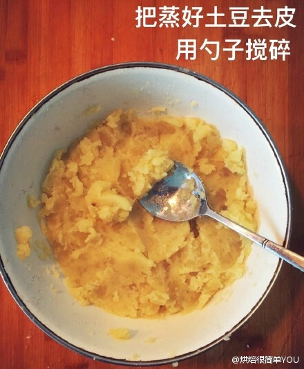 【鲜虾蔬菜土豆泥披萨】简单易做，用土豆泥做饼底，搭配新鲜蔬菜，用希腊酸奶代替了奶酪，控制热量的同时，也提高了蛋白质含量，而且保留了披萨的美味，对减脂增肌的健身人士都是不错的选择~