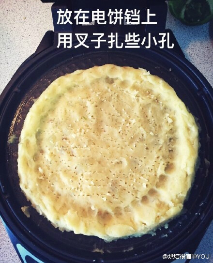 【鲜虾蔬菜土豆泥披萨】简单易做，用土豆泥做饼底，搭配新鲜蔬菜，用希腊酸奶代替了奶酪，控制热量的同时，也提高了蛋白质含量，而且保留了披萨的美味，对减脂增肌的健身人士都是不错的选择~