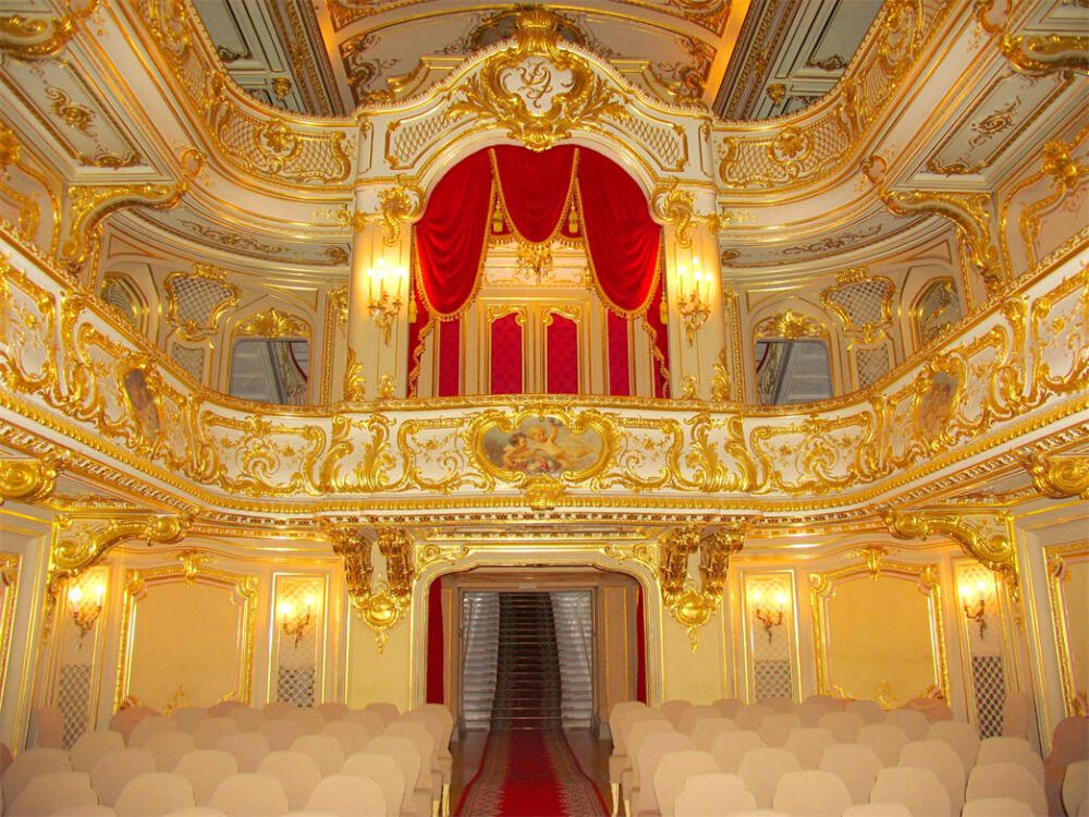 尤苏波夫宫。内部的宫廷小剧院为典型的洛可可风格，十分优美华丽。