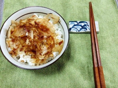 日式猫饭
这是一道简单的日本菜，将鲣鱼节刨成片（木鱼花），放在热饭上，淋入酱油或味增汤，边拌边吃即可。之所以叫“猫饭”，是因为猫爱吃鲣鱼，以前日本人也经常用鲣鱼混合剩菜剩饭喂猫，因故得名。
1.将鲣节刨…