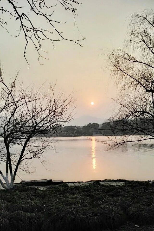  再合适的两个人，如果彼此不去关心，慢慢就陌生了！再深的感情，如果彼此不去呵护，慢慢就淡了！许多熟悉的事，不去回味，渐渐忘了！相遇了就好好珍惜吧！不要伤害对方，真的伤了，谁也不知道，还有没有勇气再去关心！迁就你的人，不是没脾气，是舍不得你。让着你的人，不是笨，而是在乎你。经常找你的人不是闲的慌，而是惦记你。人的一生谁也不知道，谁是谁的过客，谁是谁的终点！