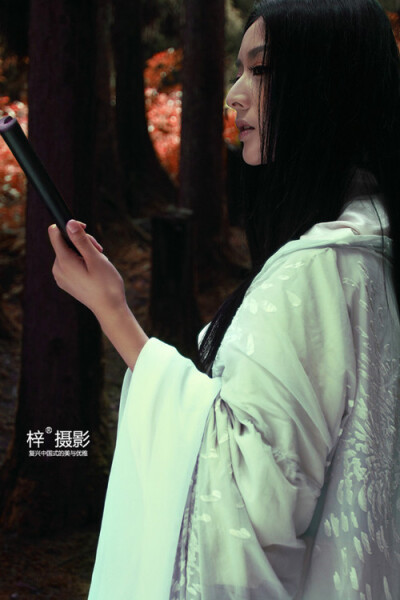 淡墨香，倾城颜那一世的天荒地老，轻轻地弹开身上的烟尘，模糊的思绪为你画上一道浅搁，不再是那一世等待在海枯石烂的誓言中，不再是那一世等待在风花雪月的言语里，是谁描绘了人情世故的悲哀，在乱世里蔓延，是谁的…