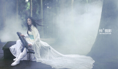 淡墨香，倾城颜那一世的天荒地老，轻轻地弹开身上的烟尘，模糊的思绪为你画上一道浅搁，不再是那一世等待在海枯石烂的誓言中，不再是那一世等待在风花雪月的言语里，是谁描绘了人情世故的悲哀，在乱世里蔓延，是谁的…