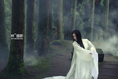 淡墨香，倾城颜那一世的天荒地老，轻轻地弹开身上的烟尘，模糊的思绪为你画上一道浅搁，不再是那一世等待在海枯石烂的誓言中，不再是那一世等待在风花雪月的言语里，是谁描绘了人情世故的悲哀，在乱世里蔓延，是谁的…