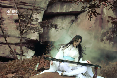 淡墨香，倾城颜那一世的天荒地老，轻轻地弹开身上的烟尘，模糊的思绪为你画上一道浅搁，不再是那一世等待在海枯石烂的誓言中，不再是那一世等待在风花雪月的言语里，是谁描绘了人情世故的悲哀，在乱世里蔓延，是谁的…