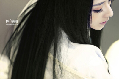 淡墨香，倾城颜那一世的天荒地老，轻轻地弹开身上的烟尘，模糊的思绪为你画上一道浅搁，不再是那一世等待在海枯石烂的誓言中，不再是那一世等待在风花雪月的言语里，是谁描绘了人情世故的悲哀，在乱世里蔓延，是谁的…