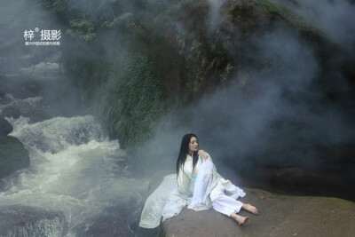 淡墨香，倾城颜那一世的天荒地老，轻轻地弹开身上的烟尘，模糊的思绪为你画上一道浅搁，不再是那一世等待在海枯石烂的誓言中，不再是那一世等待在风花雪月的言语里，是谁描绘了人情世故的悲哀，在乱世里蔓延，是谁的…