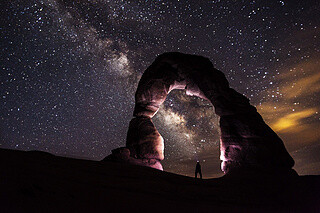 delicate-arch-night-stars-landscape 夜晚星空下的拱石 壮丽的#米洛图片##唯美图片##高清大图##banner背景##大图背景##可商用大图##摄影##网页素材##设计素材##杂志配图##桌面背景#
