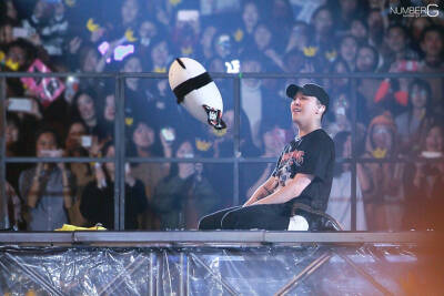 与熊猫的故事。屋里BB！权志龙 东永裴 姜大成 崔胜铉 李昇炫！bigbang is everything！ cr:logo