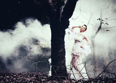 新作:《Goddess》
这是我做的第一件礼服长裙，今天终于终于杀青了！从设计到打版到缝制到摄影指导到造型到模特到后期，都是我亲力亲为哦。以后大家结婚了可以找我做定制婚纱哦！想免费的就不用找我啦！ 