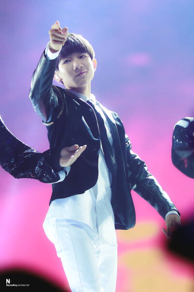 灯光再亮也抱住你，灯光再暗也聚焦你。