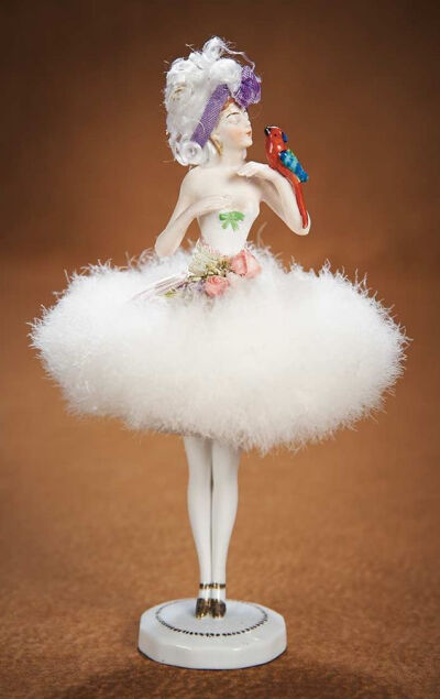 古董瓷娃娃粉扑From Theriault's Doll Auctions catalog