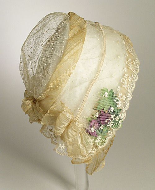 1840-1930 Lace Bonnet——在欧洲，帽子不仅仅是一种必需品，更被视为身份的象征。特别是贵夫人们，对帽子装饰的爱好到了迷恋成痴的程度，这些手工古董蕾丝帽由真丝、棉、蕾丝绣花制作而成，优雅迷人。