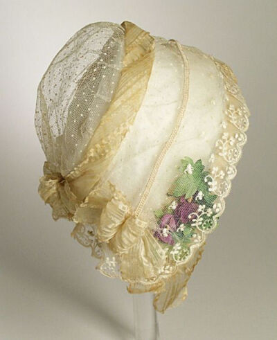 1840-1930 Lace Bonnet——在欧洲，帽子不仅仅是一种必需品，更被视为身份的象征。特别是贵夫人们，对帽子装饰的爱好到了迷恋成痴的程度，这些手工古董蕾丝帽由真丝、棉、蕾丝绣花制作而成，优雅迷人。