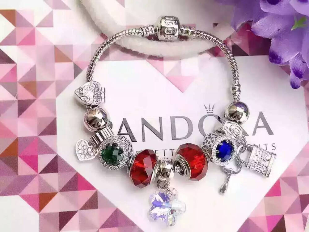 585爆爆❗〖PANDORA潘多拉〗潘多拉手链✨✨精美足足一样专柜品质❗❤️PANDORA 喜欢把自己的梦想穿成串，把过去的记忆带在手上，把未来的祝福与憧憬装在心里高端版本